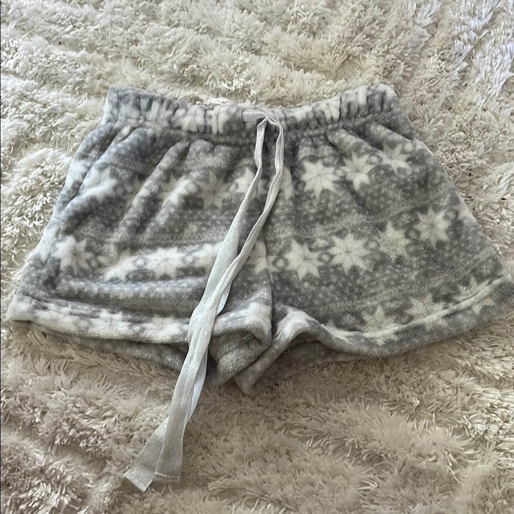 Cozy Gray Snowflake Women's Shorts
